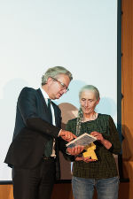 LR Drexler überreicht Ulrike Vonbank-Schedler den Hanns-Koren-Kulturpreis.