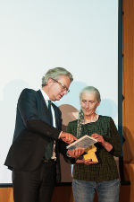LR Drexler überreicht Ulrike Vonbank-Schedler den Hanns-Koren-Kulturpreis. LR Drexler überreicht Ulrike Vonbank-Schedler den Hanns-Koren-Kulturpreis.