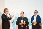 LR Drexler überreicht Erich Riegler (Landesobmann des Steirischen Blasmusikverbandes) und Wolfgang Jud (künstlerischer Leiter des Landesjugendblasorchesters) den Volkskulturpreis für das Landesjugendblasorchester Steiermark. LR Drexler überreicht Erich Riegler (Landesobmann des Steirischen Blasmusikverbandes) und Wolfgang Jud (künstlerischer Leiter des Landesjugendblasorchesters) den Volkskulturpreis für das Landesjugendblasorchester Steiermark.