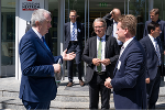 StM Schmidt und LR Drexler im Gespräch mit IV-Präsident Georg Knill bei der Betriebsbesichtigung bei Rosendahl Nextrom in Pischelsdorf