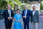 von links: LR Christopher Drexler, UMJ-GF Alexia Getzinger, Minister Thomas Schmidt und UMJ-GF Wolfgang Muchitsch vor dem Kunsthaus in Graz. © Land Steiermark; Verwendung bei Quellenangabe honorarfrei von links: LR Christopher Drexler, UMJ-GF Alexia Getzinger, Minister Thomas Schmidt und UMJ-GF Wolfgang Muchitsch vor dem Kunsthaus in Graz.