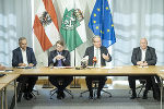 KAGes-Vorstandsvorsitzender Gerhard Stark, Klubobmann Hannes Schwarz, LH Christopher Drexler und Klaus Pessenbacher (Koordinator Notfall- und Katastrophenmedizin) (v.l.) bei der Pressekonferenz nach dem Expertengespräch.