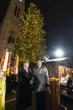 Bgm. Michael Ludwig (l.) und LH Christopher Drexler (r.) vor dem illuminierten steirischen Weihnachtsbaum auf dem Wiener Rathausplatz.