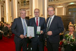 Ehrenzeichen-Verleihung: LH-Stv. Anton Lang, Horst Schachner und LH Christopher Drexler (v.l.)