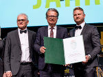 Landeshauptmann Christopher Drexler (M.) überreichte Fritz Wutscher sen. und Fritz Wutscher jun. das steirischer Landeswappen. © sehen!wutscher/Benjamin Koglbauer; bei Quellenangabe honorarfrei Landeshauptmann Christopher Drexler (M.) überreichte Fritz Wutscher sen. und Fritz Wutscher jun. das steirischer Landeswappen.