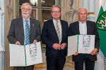 Großer Josef Krainer-Preis 2023: LH Christopher Drexler mit Helmut Konrad (li.) und Helmut Marko (r.) © Land Steiermark/ Binder