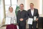 Landeshauptmann Christopher Drexler (M.) zeichnete die steirische Schriftstellerin Claudia Rossbacher (l.) und Sportunion Steiermark-Geschäftsführer Markus Pichler (r.) mit dem Goldenen Ehrenzeichen des Landes Steiermark aus. © Land Steiermark/Foto Fischer; bei Quellenangabe honorarfrei Landeshauptmann Christopher Drexler (M.) zeichnete die steirische Schriftstellerin Claudia Rossbacher (l.) und Sportunion Steiermark-Geschäftsführer Markus Pichler (r.) mit dem Goldenen Ehrenzeichen des Landes Steiermark aus.