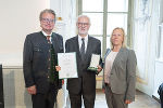Landeshauptmann Christopher Drexler (l.) und Nationalratsabgeordnete Verena Nussbaum (r.) überreichten Domkapellmeister Josef Döller (M.) das Goldene Ehrenzeichen des Landes Steiermark. © Land Steiermark/Foto Fischer; bei Quellenangabe honorarfrei Landeshauptmann Christopher Drexler (l.) und Nationalratsabgeordnete Verena Nussbaum (r.) überreichten Domkapellmeister Josef Döller (M.) das Goldene Ehrenzeichen des Landes Steiermark.