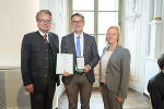 Landeshauptmann Christopher Drexler (l.) und Nationalratsabgeordnete Verena Nussbaum (r.) mit dem Vorsitzenden der "RosaLilaPantherInnen" Kurt Zernig (M.), der ebenfalls das Goldene Ehrenzeichen des Landes Steiermark erhielt. © Land Steiermark/Foto Fischer; bei Quellenangabe honorarfrei Landeshauptmann Christopher Drexler (l.) und Nationalratsabgeordnete Verena Nussbaum (r.) mit dem Vorsitzenden der "RosaLilaPantherInnen" Kurt Zernig (M.), der ebenfalls das Goldene Ehrenzeichen des Landes Steiermark erhielt.
