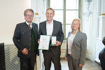 Landeshauptmann Christopher Drexler, Sportunion Steiermark-Geschäftsführer Markus Pichler und die Nationalratsabgeordnete Verena Nussbaum (v.l.) bei der Überreichung des Goldenen Ehrenzeichens des Landes Steiermark. © Land Steiermark/Foto Fischer; bei Quellenangabe honorarfrei Landeshauptmann Christopher Drexler, Sportunion Steiermark-Geschäftsführer Markus Pichler und die Nationalratsabgeordnete Verena Nussbaum (v.l.) bei der Überreichung des Goldenen Ehrenzeichens des Landes Steiermark.