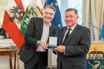 IOI-Präsident Chris Field (l.) verlieh LR Werner Amon (r.) den Goldenen Verdienstorden des „International Ombudsman Instituts“. © Land Steiermark/Robert Binder; Verwendung bei Quellenangabe honorarfrei IOI-Präsident Chris Field (l.) verlieh LR Werner Amon (r.) den Goldenen Verdienstorden des „International Ombudsman Instituts“.