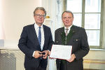 LH Christopher Drexler und Neo-Professor Sepp Loibner bei der Verleihung in der Aula der Alten Universität in Graz. © Land Steiermark/Foto Fischer; Verwendung bei Quellenangabe honorarfrei LH Christopher Drexler und Neo-Professor Sepp Loibner bei der Verleihung in der Aula der Alten Universität in Graz.