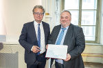 LH Christopher Drexler gratuliert Bernhard Reismann zum Professorentitel. © Land Steiermark/Foto Fischer; Verwendung bei Quellenangabe honorarfrei LH Christopher Drexler gratuliert Bernhard Reismann zum Professorentitel.