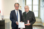 LH Christopher Drexler gratuliert Hans Pammer zum Goldenen Verdienstzeichen der Republik Österreich. © Land Steiermark/Foto Fischer; Verwendung bei Quellenangabe honorarfrei LH Christopher Drexler gratuliert Hans Pammer zum Goldenen Verdienstzeichen der Republik Österreich.