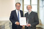 LH Christopher Drexler gratuliert dem neuen Regierungsrat Alois Kieninger. © Land Steiermark/Foto Fischer; Verwendung bei Quellenangabe honorarfrei LH Christopher Drexler gratuliert dem neuen Regierungsrat Alois Kieninger.