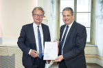 LH Christopher Drexler gratuliert Peter Mandl zum Berufstitel Technischer Rat. © Land Steiermark/Foto Fischer; Verwendung bei Quellenangabe honorarfrei LH Christopher Drexler gratuliert Peter Mandl zum Berufstitel Technischer Rat.