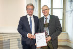 LH Christopher Drexler gratuliert Medizinalrat Walter Gsöllpointner. © Land Steiermark/Foto Fischer; Verwendung bei Quellenangabe honorarfrei LH Christopher Drexler gratuliert Medizinalrat Walter Gsöllpointner.