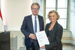 LH Christopher Drexler gratuliert Medizinalrätin Marina Lembeck. © Land Steiermark/Foto Fischer; Verwendung bei Quellenangabe honorarfrei LH Christopher Drexler gratuliert Medizinalrätin Marina Lembeck.