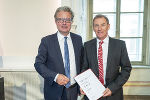LH Christopher Drexler gratuliert Medizinalrat Wilhelm Pintar. © Land Steiermark/Foto Fischer; Verwendung bei Quellenangabe honorarfrei LH Christopher Drexler gratuliert Medizinalrat Wilhelm Pintar.