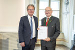 LH Christopher Drexler gratuliert Medizinalrat Friedrich Ritter. © Land Steiermark/Foto Fischer; Verwendung bei Quellenangabe honorarfrei LH Christopher Drexler gratuliert Medizinalrat Friedrich Ritter.