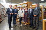 LH Christopher Drexler, Minister Matej Arčon, Landesbibliothek-Direktorin Katharina Kocher-Lichem, Susanne Weitlaner (Leiterin des Art-VII-Kulturverein für Steiermark), Botschafter Aleksander Geržina und Aljaž Arih vom Slowenischen Kulturinformationszentrum (v.l.) bei der Jubiläumsfeier © Land Steiermark/ Binder LH Christopher Drexler, Minister Matej Arčon, Landesbibliothek-Direktorin Katharina Kocher-Lichem, Susanne Weitlaner (Leiterin des Art-VII-Kulturverein für Steiermark), Botschafter Aleksander Geržina und Aljaž Arih vom Slowenischen Kulturinformationszentrum (v.l.) bei der Jubiläumsfeier