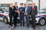 LR Juliane Bogner-Strauß, LH Christopher Drexler, Landespolizeidirektor Gerald Ortner, LH-Stv. Anton Lang und der Präsident des Roten Kreuzes Steiermark, Werner Weinhofer übergeben der Polizei einen der mobilen Defibrillatoren © Land Steiermark/Binder; bei Quellenangabe honorarfrei