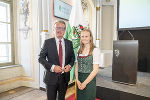 LH Christopher Drexler mit Sophie Tatzer, die im Namen der Maturantinnen und Maturanten die Dankesworte sprach. © Land Steiermark/Foto Fischer; Verwendung bei Quellenangabe honorarfrei LH Christopher Drexler mit Sophie Tatzer, die im Namen der Maturantinnen und Maturanten die Dankesworte sprach.