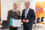 LH Christopher Drexler mit dem neu gewählten Landesfeuerwehrkommandant-Stellvertreter Christian Leitgeb © Land Steiermark/ Binder LH Christopher Drexler mit dem neu gewählten Landesfeuerwehrkommandant-Stellvertreter Christian Leitgeb