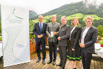 Landeshauptmann Anton Mattle, Club Alpbach Steiermark-Vorsitzender Herwig Hösele, Landeshauptmann Christopher Drexler, Landesrätin Eibinger-Miedl und Bundesminister Martin Polaschek beim Steirertreffen im Rahmen des Forum Alpbach. © Foto: Prantl; bei Quellenangabe honorarfrei Landeshauptmann Anton Mattle, Club Alpbach Steiermark-Vorsitzender Herwig Hösele, Landeshauptmann Christopher Drexler, Landesrätin Eibinger-Miedl und Bundesminister Martin Polaschek beim Steirertreffen im Rahmen des Forum Alpbach.