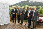 Landeshauptmann Anton Mattle, Club Alpbach Steiermark-Vorsitzender Herwig Hösele, Landeshauptmann Christopher Drexler, Landesrätin Eibinger-Miedl, Bundesminister Martin Polaschek und der Präsident des Forum Alpbach Andreas Treichl (v.l.). © Foto: Prantl; bei Quellenangabe honorarfrei Landeshauptmann Anton Mattle, Club Alpbach Steiermark-Vorsitzender Herwig Hösele, Landeshauptmann Christopher Drexler, Landesrätin Eibinger-Miedl, Bundesminister Martin Polaschek und der Präsident des Forum Alpbach Andreas Treichl (v.l.).