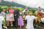 Landeshauptmann Christopher Drexler mit jungen Teilnehmerinnen des diesjährigen Forum Alpbach.