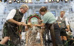 LH Christopher Drexler beim traditionellen Bieranstich gemeinsam mit der Grazer Bürgermeisterin Elke Kahr © Land Steiermark/Kanizaj; Verwendung bei Quellenangabe honorarfrei LH Christopher Drexler beim traditionellen Bieranstich gemeinsam mit der Grazer Bürgermeisterin Elke Kahr