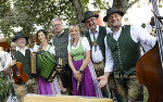 LH Drexler mit der „Knöpferlstreich“ im Garten des Volkskundemuseums © Land Steiermark/Kanizaj; Verwendung bei Quellenangabe honorarfrei LH Drexler mit der „Knöpferlstreich“ im Garten des Volkskundemuseums