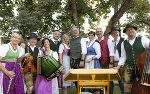LH Drexler und die Aufsteirern-Organisatoren mit der „Knöpferlstreich“ im Garten des Volkskundemuseums © Land Steiermark/Kanizaj; Verwendung bei Quellenangabe honorarfrei LH Drexler und die Aufsteirern-Organisatoren mit der „Knöpferlstreich“ im Garten des Volkskundemuseums