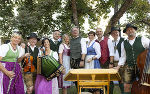 LH Drexler und die Aufsteirern-Organisatoren mit der „Knöpferlstreich“ im Garten des Volkskundemuseums