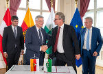 Handschlag für eine gute gemeinsame Zukunft im Süden Österreichs: LH-Stv. Martin Gruber, LH Peter Kaiser, LH Christopher Drexler und LH-Stv. Anton Lang (v.l.) © LPD Kärnten/Steinacher; Verwendung bei Quellenangabe honorarfrei Handschlag für eine gute gemeinsame Zukunft im Süden Österreichs: LH-Stv. Martin Gruber, LH Peter Kaiser, LH Christopher Drexler und LH-Stv. Anton Lang (v.l.)