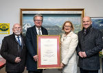 Horst Schröttner, Obmann des Vereins „Freunde der Semmeringbahn“, Landeshauptmann Christopher Drexler, Landeshauptfrau Johanna Mikl-Leitner und Bürgermeister Hermann Doppelreiter (v.l.) mit dem Abkommen zur „UNESCO-Welterbestätte Semmeringbahn“ im Informationszentrum am Bahnhof Semmering.