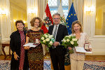 Überreichung des Österreichischen Ehrenkreuzes für Wissenschaft und Kunst I. Klasse: LR Ursula Lackner, Nora Schmid, LH Christopher Drexler und Iris Laufenberg (v.l.).