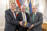 Landeshauptmann Christopher Drexler mit den Herausgebern Klaus Poier (r.) und Bernd Wieser (l.) im Weißen Saal der Grazer Burg.