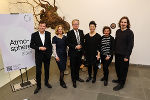 Bei der Eröffnung im Austrian Cultural Forum New York: Alexander Kada (Idee mobiler Pavillon), Astrid Kury (Kuratorin), Landeshauptmann Christopher Drexler und die Künstlerinnen und Künstler Azra Aksamija, Michaela Grill, Benedikt Justus Alphart (v.l.)