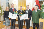 Michael Nemeth (2.v.l.) und Franz Harnoncourt-Unverzagt (M.) nahmen den Großen Josef Krainer-Preis für den Musikverein für Steiermark entgegen.