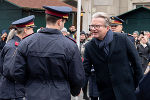 LH Christopher Drexler gratuliert den ausgemusterten Polizistinnen und Polizisten